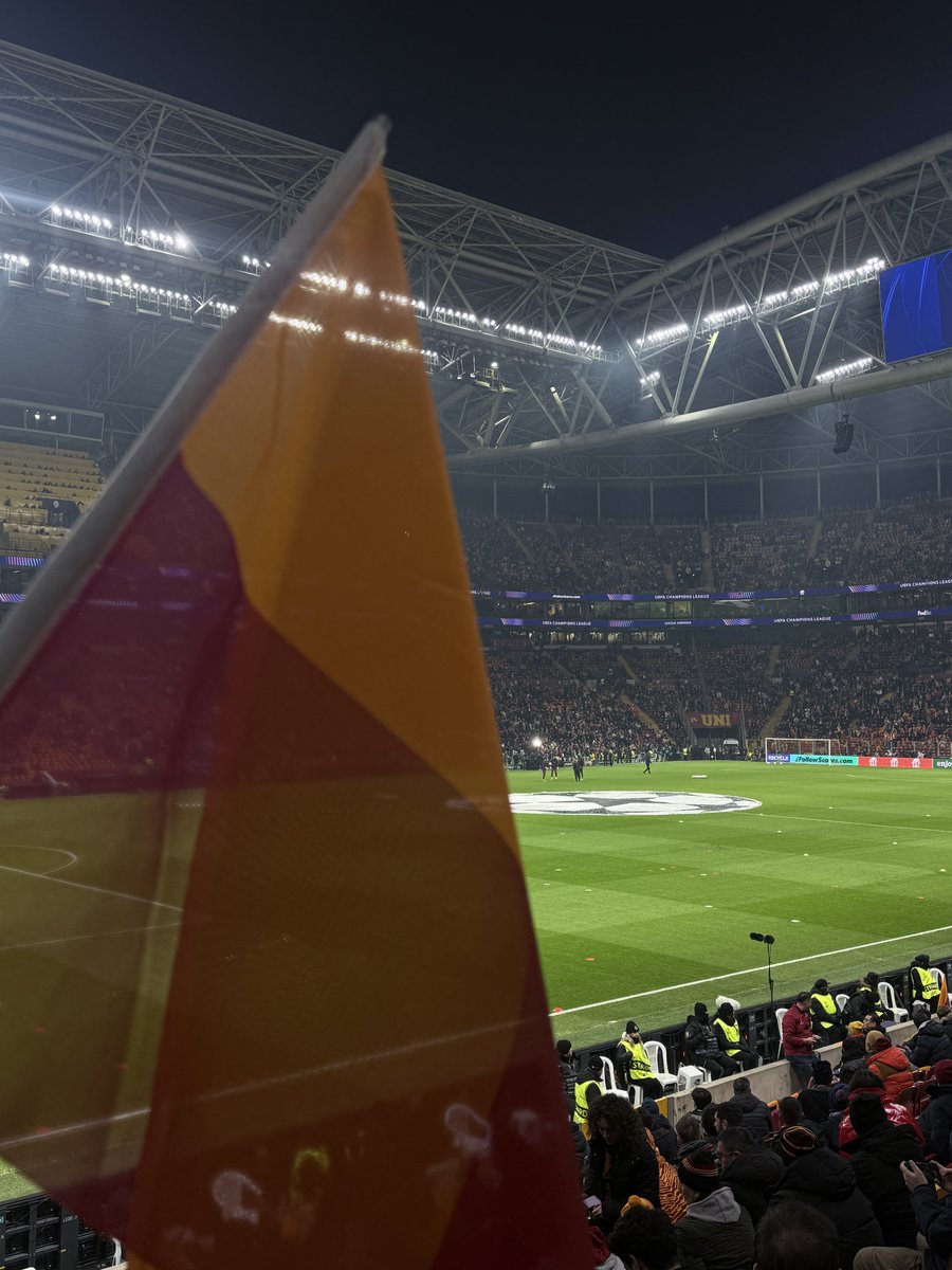 Turuncudan iz taşıyan tok bir sarı, vişneye çalan koyuca tatlı bir kırmızı.