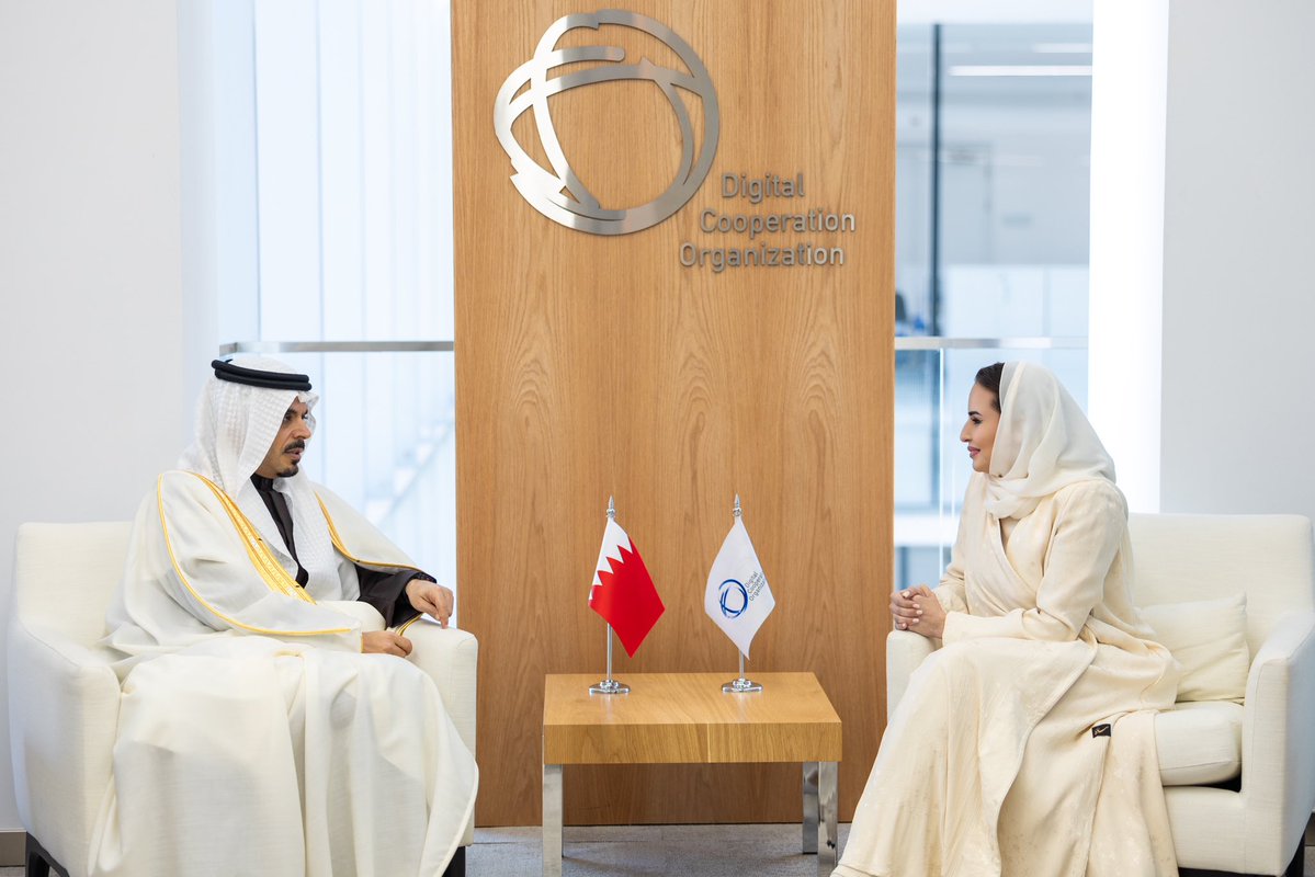 BahrainEmbKSA's tweet image. قدم سعادة الشيخ علي بن عبدالرحمن آل خليفة، سفير مملكة البحرين لدى المملكة العربية السعودية الشقيقة، أوراق اعتماده مندوباً دائماً لدى منظمة التعاون الرقمي، للأمين العام ديما اليحيى بالرياض، مؤكداً حرص البحرين على تعزيز التعاون الرقمي وبناء شراكات فعّالة بين الدول الأعضاء.