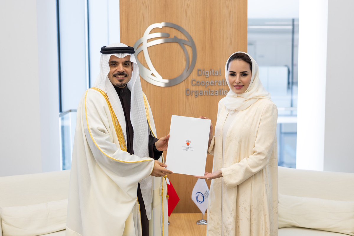 BahrainEmbKSA's tweet image. قدم سعادة الشيخ علي بن عبدالرحمن آل خليفة، سفير مملكة البحرين لدى المملكة العربية السعودية الشقيقة، أوراق اعتماده مندوباً دائماً لدى منظمة التعاون الرقمي، للأمين العام ديما اليحيى بالرياض، مؤكداً حرص البحرين على تعزيز التعاون الرقمي وبناء شراكات فعّالة بين الدول الأعضاء.