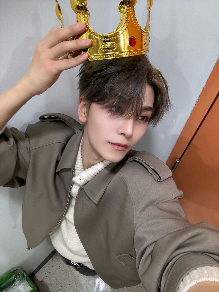 여러분 덕분에 이렇게 소중한 트로피를 만날 수 있는 기회를 얻을 수 있었습니다. 앞으로도 함께, 우리만의 선물을 더 많이 받아 갈 수 있을 거라 믿습니다🎁! 늘 응원해 주셔서 진심으로 감사합니다! 이 순간을 영원히 기억하겠습니다. 이 행복을 안고 끝까지 정상까지 함께 나아가겠습니다. 사롱해~