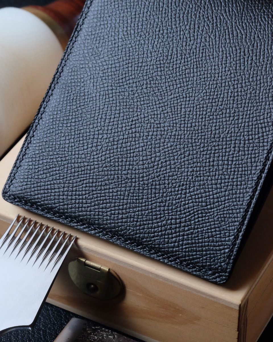 AtelierDecoster's tweet image. Portefeuille 35 en veau Epsom noir, intérieur en veau Baranil marine, fil noir, peinture noire et initiales en or véritable #atelierdecoster #decoster #artisan #handmade #handstiched #handmadeinbelgium #madeinbelgium #handmadewallet #bespokewallet #customwallet
