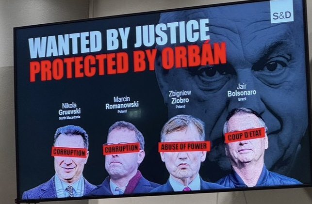 Taki plakat jest dziś wyświetlany na korytarzach Parlamentu Europejskiego w Strasburgu, z inicjatywy  S&amp;D  <a href="/PES_PSE/">PES 🌹🇪🇺</a>