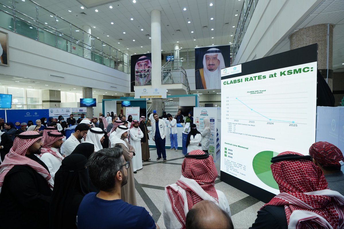 ksmcmedia's tweet photo. نظّمت #مدينة_الملك_سعود_الطبية، عضو #تجمع_الرياض_الصحي_الأول، فعالية توعوية للوقاية من عدوى القسطرة الوريدية المركزية، بحضور المدير التنفيذي للشؤون الطبية د. وائل البلوي، وذلك بهدف رفع مستوى الوعي بأهمية الوقاية من عدوى مجرى الدم المرتبطة بالقسطرة، وتعزيز التزام مقدمي الرعاية الصحية بتطبيق الحزم الوقائية المعتمدة، التي تشمل العناية بنظافة اليدين واستخدام الأدوات المعقمة.