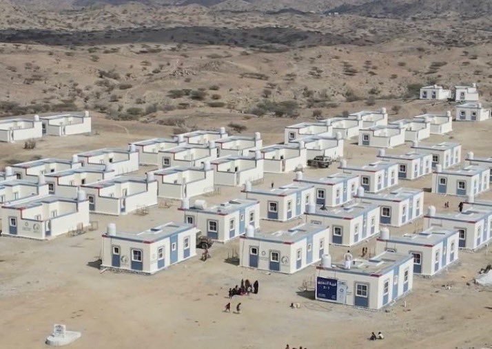 قبل 3 سنين

طرحت فكرة إنشاء 1000 بيت في #اليمن وكان البعض يرى أني أبالغ ☺️ ولكن بفضل الله ثم دعم الحكومة الكويتية وجمعية النجاة نقترب الآن من البيت رقم 1000 لله الحمد بعدما أنشأنا 24 قرية و 24 مدرسة و 24 مسجد و 24 مستوصف و 24 بئر أرتواز ضخم ومزارع ومحلات وملاعب

#الكويت_بجانبكم