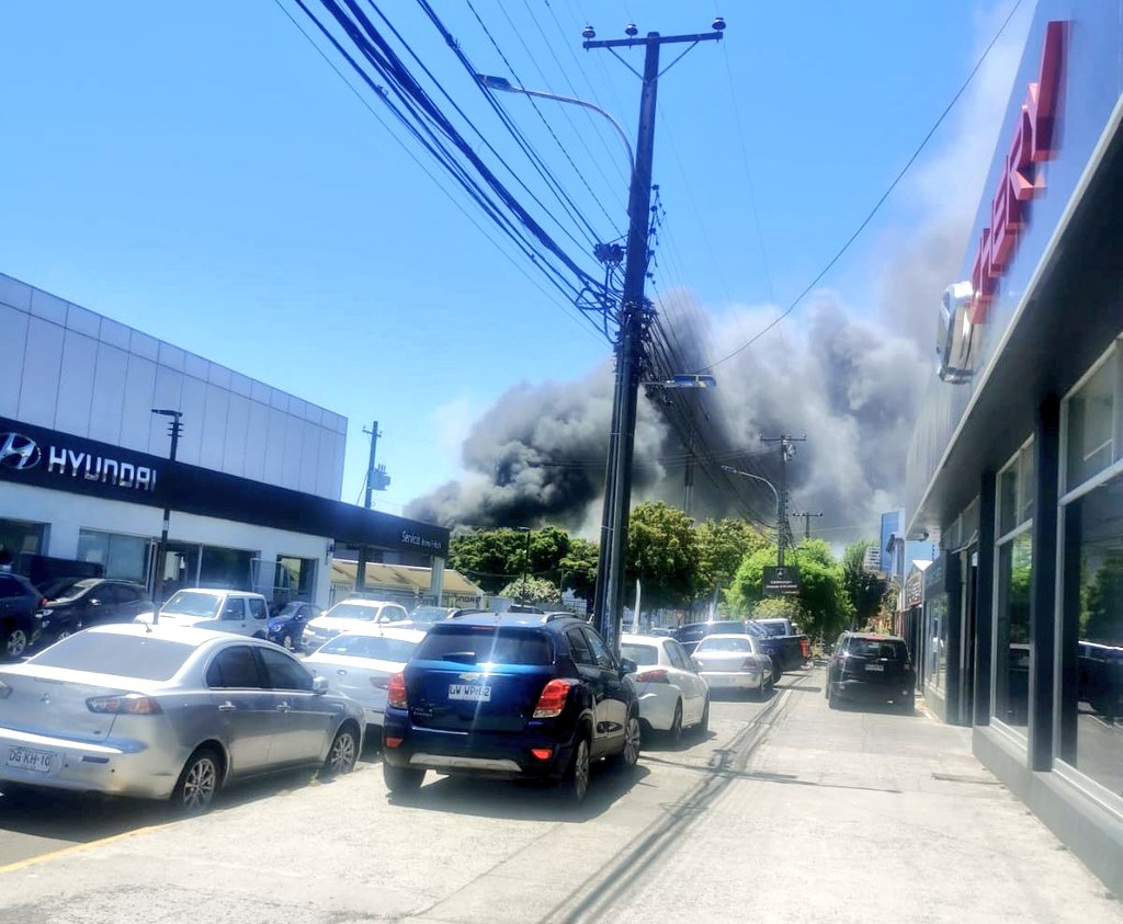 ICEBiobio's tweet image. #Concepción Ventus con Janequeo incendio estructural en automotora santa María, al parecer vehículos afectados, equipos de emergencias trabajando.