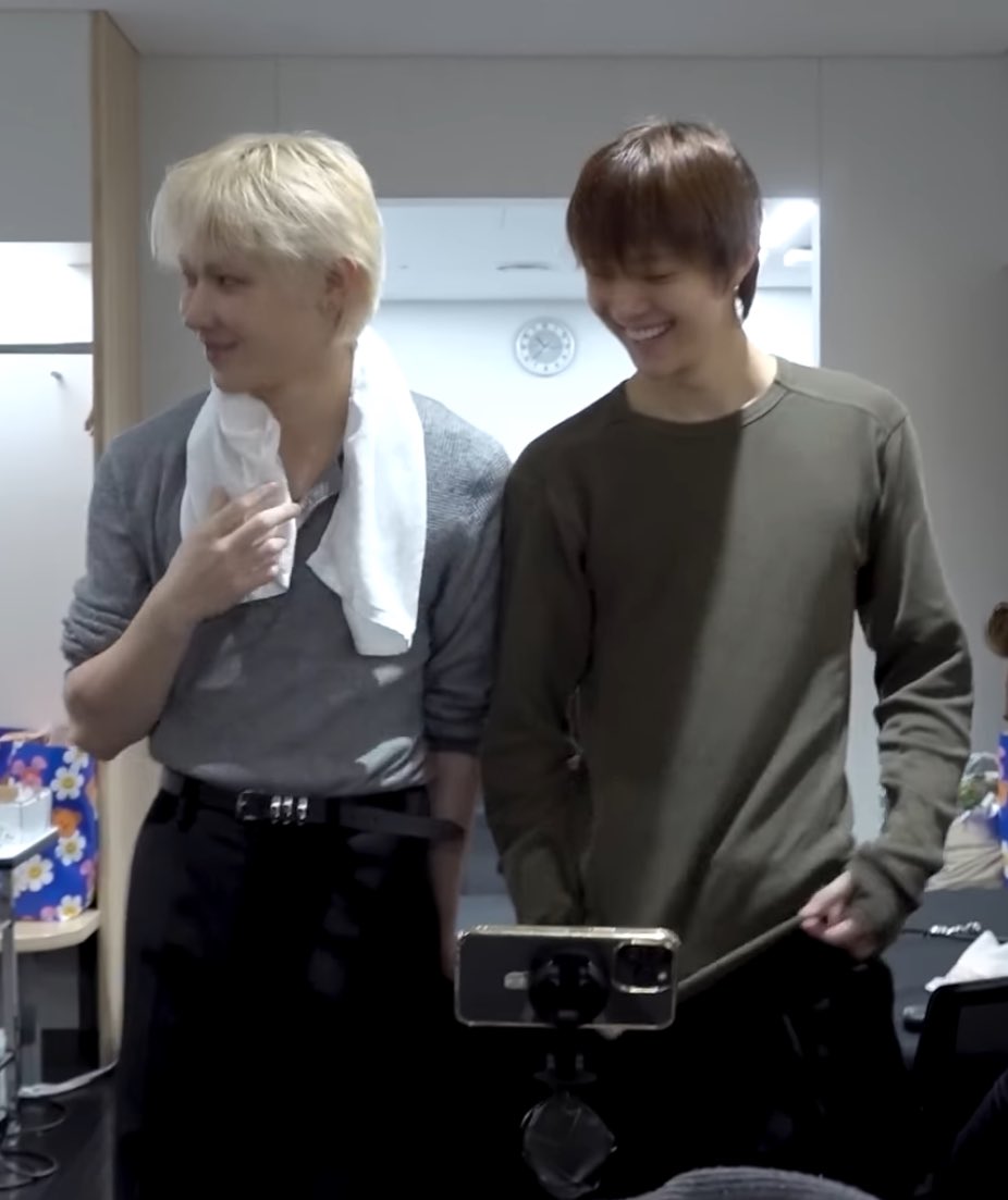 ㅇㄴ bej웃긴게 저 옷 입으면 자신의 어디가 부각되는지 알거 잇고 그곳을 가리는 행동을 꽤나 자주 하는데 저 옷을 버리지 않음 
저 옷을 입엇을때의 핏을 아는거임