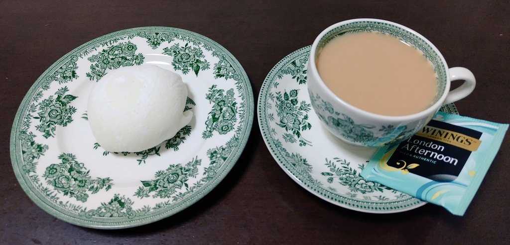 今日のおやつ

ヤマザキ
雪苺娘

トワイニング
ロンドンアフタヌーン

今日から娘の私立高校受験スタート✏️
朝寒い中送り出し心配でしたが、元気に帰ってきて安心しました💨
家族でおやつタイム☕️
相方の大好物、雪苺娘🍓
美味しさを娘に布教したくて買って来てくれました
めっちゃもちもち美味しい❤️