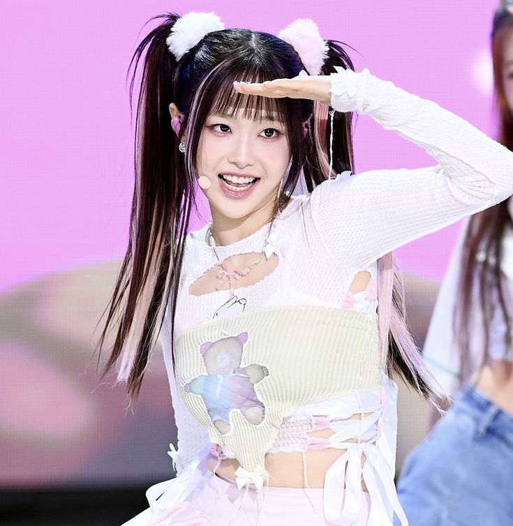 magicalgirlypop's tweet image. this is the most pareo she's ever been