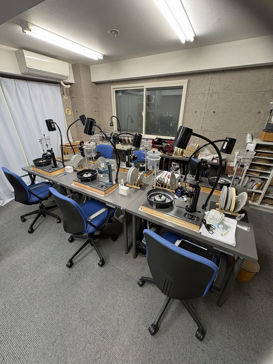 BearStoneShop's tweet photo. 今日はアカデミーの机の配置を少し変更して、定員6名様まで同時に歓迎できるようになりました💪🏻
2月のアカデミーのクラスの予約受付も開始しています。新年早々たくさんの方のご参加をお待ちしています！

予約ページ
https://t.co/iTb8bW2i1v

#bearstone #宝石研磨体験 #宝石研磨 #ultratec #faceting