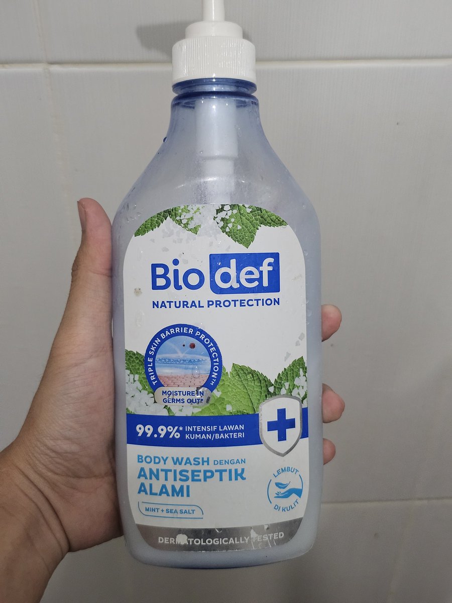 kalau ini wanginya lebih ke sea salt agak minty, tapi nggak amis sama sekali. wanginya calming, fresh dan up lifting. ini bisa untuk menjaga skin barrier dan melawan bakteri.