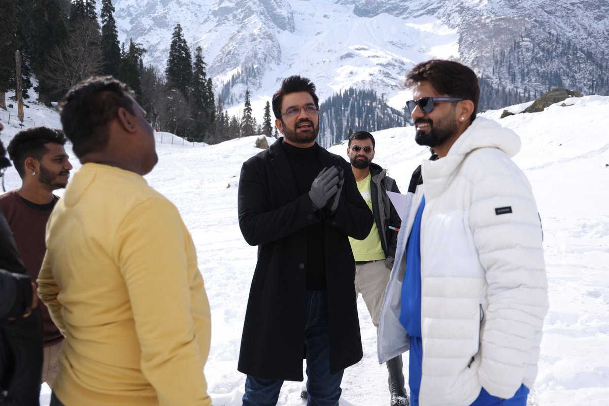 indiaforums's tweet photo. Behind the scenes moments from the shoot of Tumm Se Tumm Tak Kashmir track with producer Prateek Sharma
@SharadK7
#anuarya #tummsetummtak #studiolsd #sharadkelkar #niharikachouksey #upcoming https://t.co/ZO61CQN76b