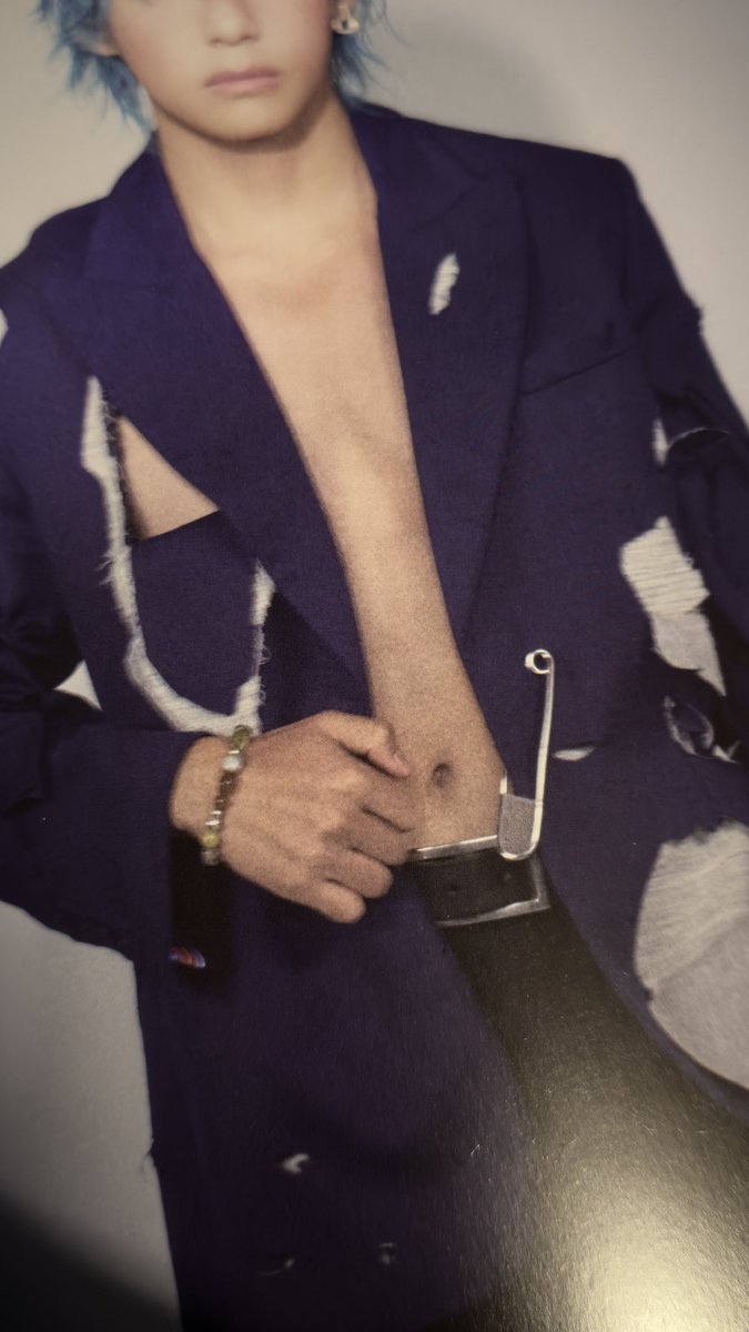 Sv__________v2's tweet image. 옷이..