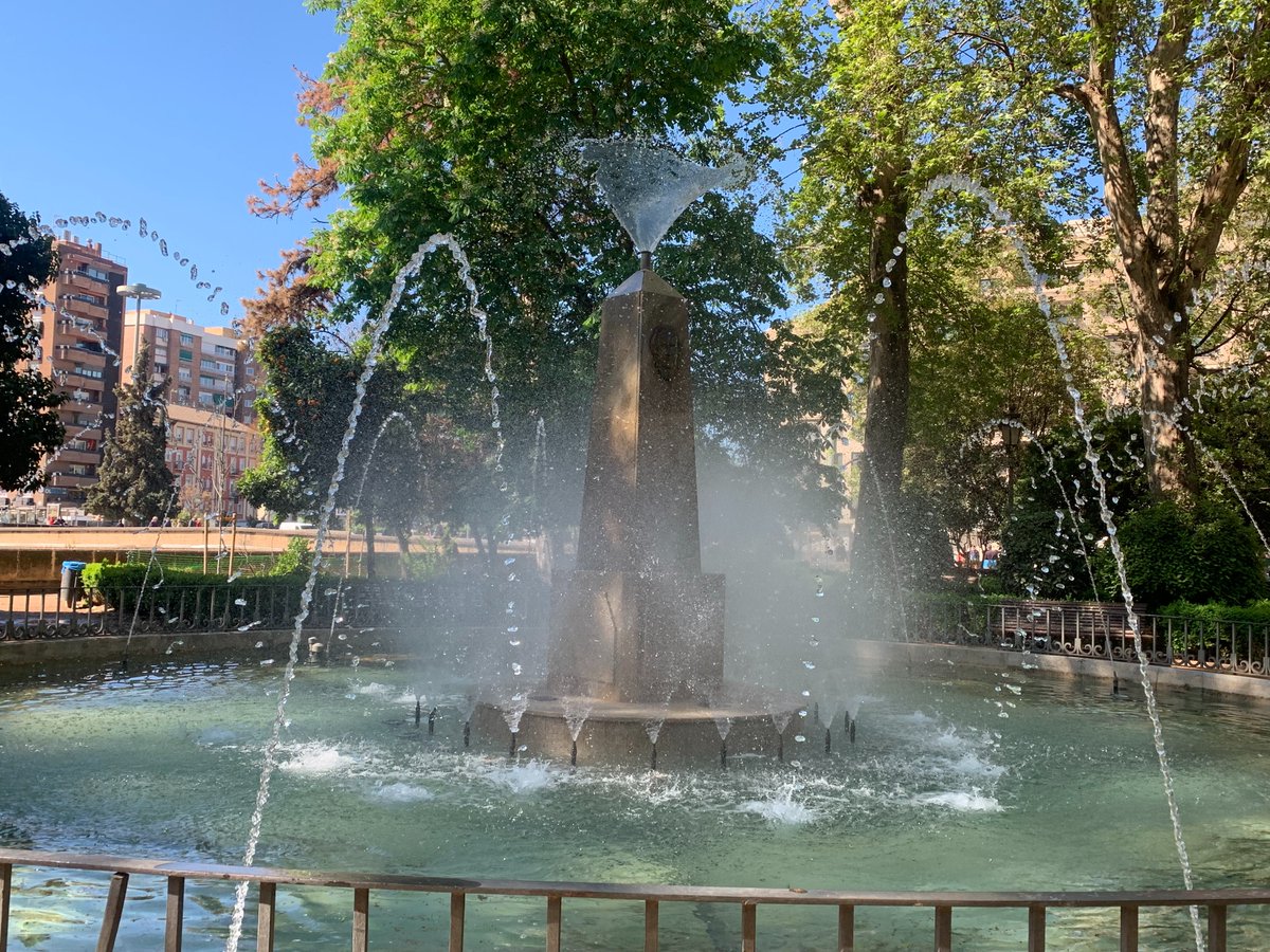 Emasagra's tweet photo. Esta #fuente, ubicada en el Paseo del Salón (1991), cuyo autor es Fernando Bolívar, fue un reconocimiento de la ciudad de #Granada a #FélixRodríguezDeLaFuente un incansable defensor de la naturaleza q agitó las conciencias y convenció a la sociedad de la importancia de protegerla https://t.co/8mvevlkH55