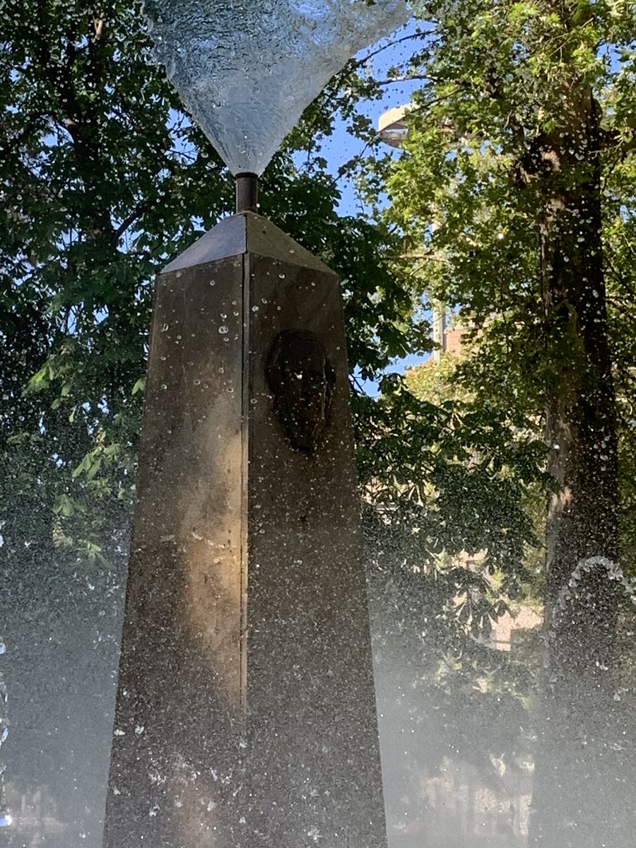Emasagra's tweet photo. Esta #fuente, ubicada en el Paseo del Salón (1991), cuyo autor es Fernando Bolívar, fue un reconocimiento de la ciudad de #Granada a #FélixRodríguezDeLaFuente un incansable defensor de la naturaleza q agitó las conciencias y convenció a la sociedad de la importancia de protegerla https://t.co/8mvevlkH55