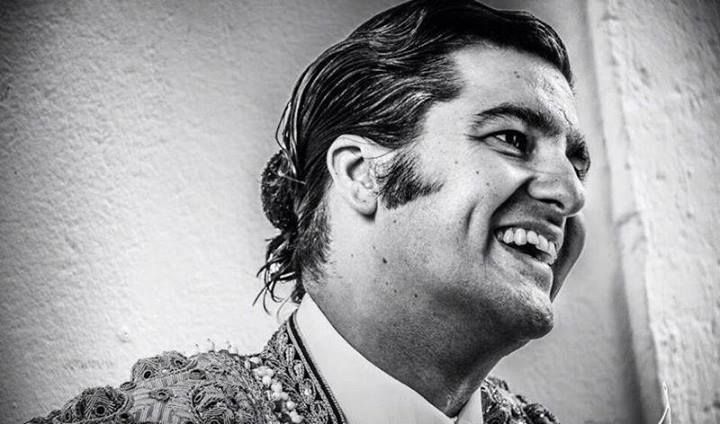 Le pasa lo mismo que a JT...

«Vivir sin torear no es vivir.»

“Yo toreo para vivir y no para morir.”

Lo que decida Jose Antonio está bien decido!!