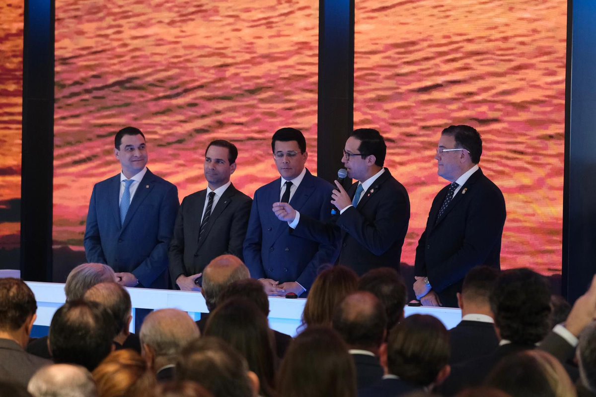 SigmundFreund's tweet photo. Hoy, desde Madrid en #Fitur2026, compartimos una noticia que marca un antes y un después para el Sur y su gente, entra en operación el Consorcio Cabo Rojo, liderado por Grupo Puntacana, AFI Reservas y AFI Popular, quienes asumirán junto al Estado dominicano la gestión y el posicionamiento del destino Cabo Rojo. 🇩🇴

Este paso nos llena de satisfacción: con infraestructuras listas y otras ya en operación, cruceros llegando con regularidad al #PortCaboRojo, empleos, emprendimientos y un desarrollo que desde ya se siente en la zona, cerrando un 2025 con más de 133,000 visitantes y con proyección para el 2026 de recibir 43 nuevas embarcaciones con 136,206 excursionistas. 

Hoy reafirmamos el compromiso coherente del Gobierno dominicano, mientras Cabo Rojo entra en una nueva etapa, donde la inversión privada impulsará  más oportunidades.

En este espacio, presentamos también la memoria de avances del proyecto, donde se detallan los esfuerzos del Gobierno durante estos años al frente de este desarrollo. 📖

Miramos el futuro del Sur con ilusión, confiando que este destino seguirá creciendo como una transformación integral y sostenible para la región, por y para su gente. 🙌🏼

#ElNuevoCaribe #CaboRojo #Fitur2026