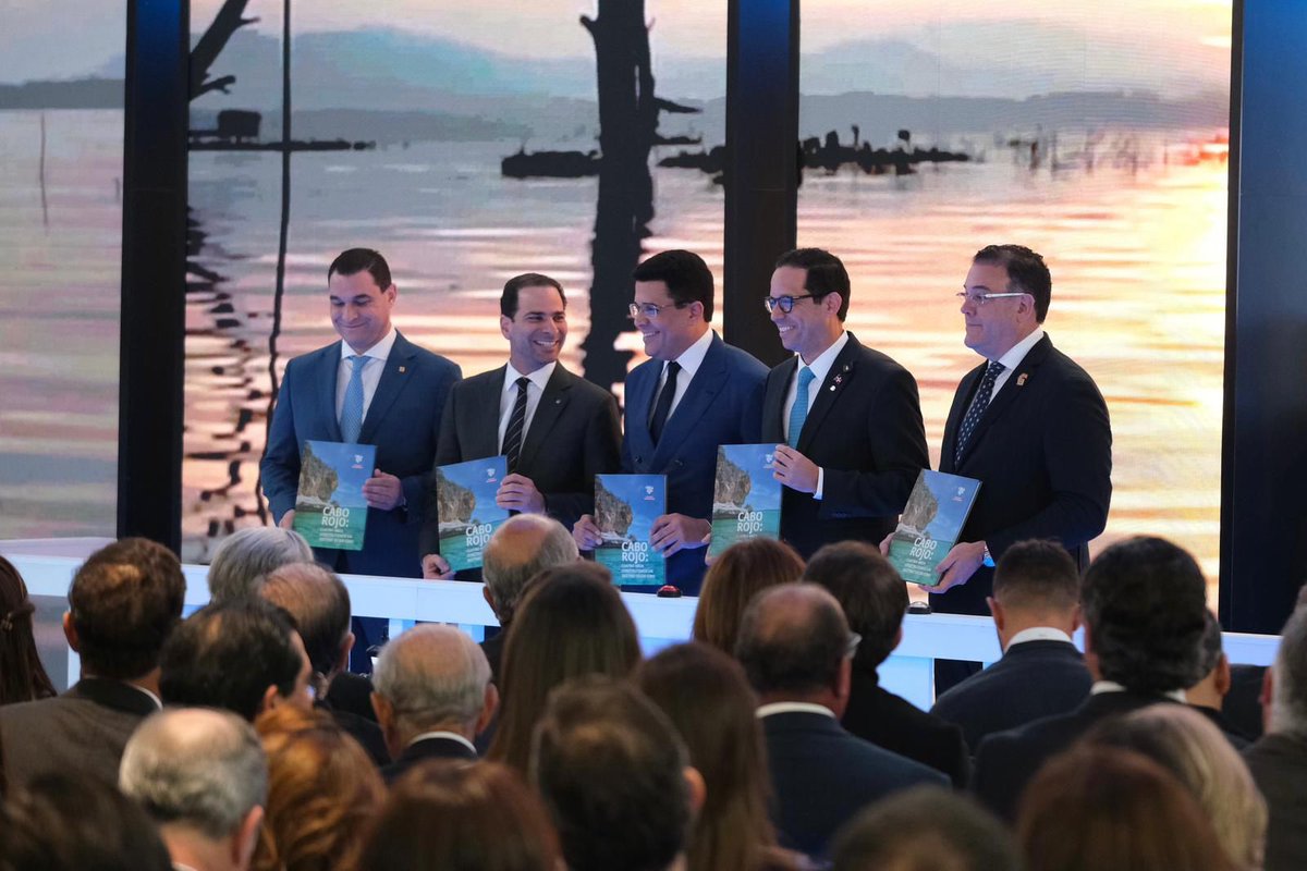 SigmundFreund's tweet photo. Hoy, desde Madrid en #Fitur2026, compartimos una noticia que marca un antes y un después para el Sur y su gente, entra en operación el Consorcio Cabo Rojo, liderado por Grupo Puntacana, AFI Reservas y AFI Popular, quienes asumirán junto al Estado dominicano la gestión y el posicionamiento del destino Cabo Rojo. 🇩🇴

Este paso nos llena de satisfacción: con infraestructuras listas y otras ya en operación, cruceros llegando con regularidad al #PortCaboRojo, empleos, emprendimientos y un desarrollo que desde ya se siente en la zona, cerrando un 2025 con más de 133,000 visitantes y con proyección para el 2026 de recibir 43 nuevas embarcaciones con 136,206 excursionistas. 

Hoy reafirmamos el compromiso coherente del Gobierno dominicano, mientras Cabo Rojo entra en una nueva etapa, donde la inversión privada impulsará  más oportunidades.

En este espacio, presentamos también la memoria de avances del proyecto, donde se detallan los esfuerzos del Gobierno durante estos años al frente de este desarrollo. 📖

Miramos el futuro del Sur con ilusión, confiando que este destino seguirá creciendo como una transformación integral y sostenible para la región, por y para su gente. 🙌🏼

#ElNuevoCaribe #CaboRojo #Fitur2026