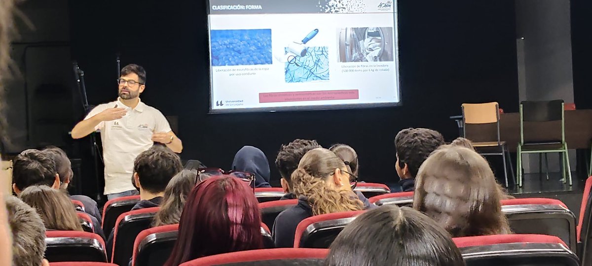 SJAlvarezMendez's tweet photo. Arranca el nuevo año y en @AchemGroup retomamos #TaMiCOP, proyecto PITE de la @ULL, con más actividades divulgativas sobre #microplásticos y compuestos orgánicos asociados 💪 Hoy, 3 sesiones en el @IesMagallanes 👨‍🏫 Seguimos la próxima semana en La Palma🥳 https://t.co/c1f4V3UO7A