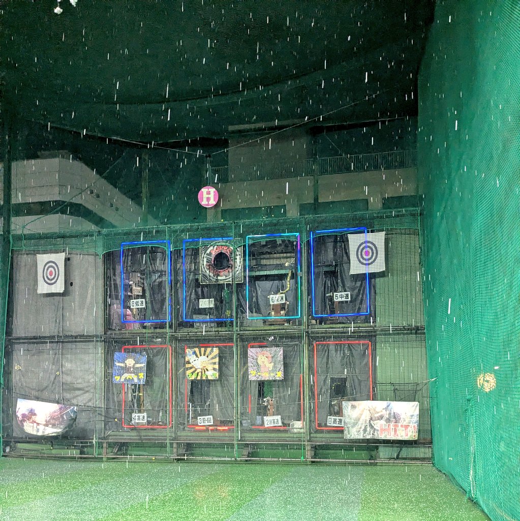 hon_batting's tweet photo. こんばんは、本厚木駅前バッティングセンターです⚾️今日はとても寒いですが、雪が降ってきました☃️雪が降るなかのバッティングはなかなか貴重な体験です✨️23時30分まで営業中ですのでぜひご来店ください(⁠^⁠^⁠)/ https://t.co/VKlQXLofRE
