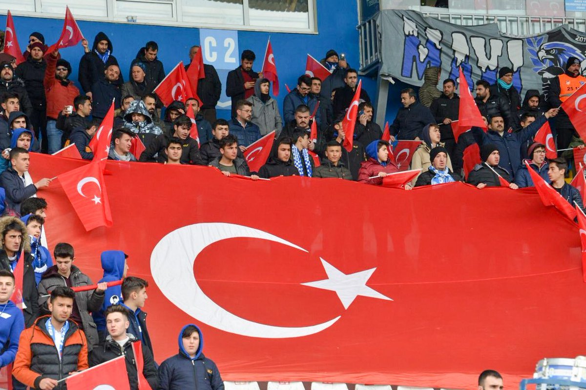 Tarihim, şerefim, şiirim, her şeyim; 
Yer yüzünde yer beğen!
Nereye dikilmek istersen,
Söyle, seni oraya dikeyim! 🇹🇷