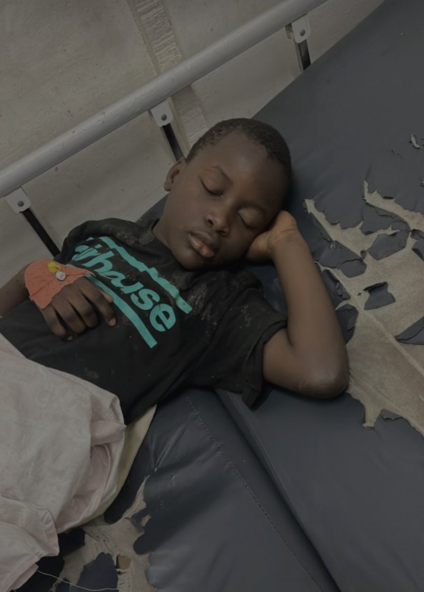 🚨Salam à tous
Ce petit garçon a été retrouvé à l'unité 26 et il est présentement à l'hôpital Ma Abdou. 

PARTAGEONS MASSIVEMENT POUR QU'IL PUISSE RETROUVER SA FAMILLE SVP 🙏🏿