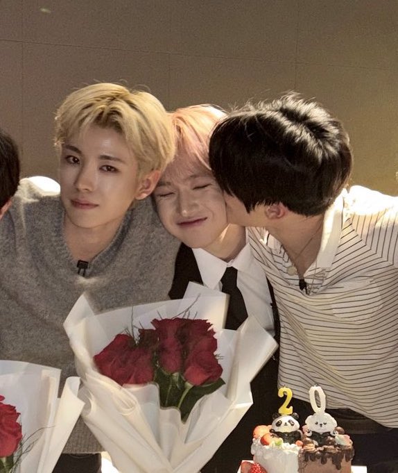 wishcyu's tweet image. this is so precious to me… papa mama and a son 😣😣😣💗💗💗 sky family