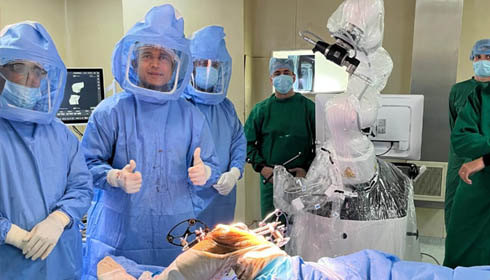 DTMedicalTimes's tweet photo. 🇮🇳 Global medical first from Bengaluru!
Doctors at Fortis Hospital performed the world’s first dual robotic surgery, combining heart bypass + prostate cancer surgery in one session—reducing risk, recovery time &amp; patient burden.#GlobalFirst #RoboticSurgery 
https://t.co/pY5zxUljxo https://t.co/WNxyVqP43O