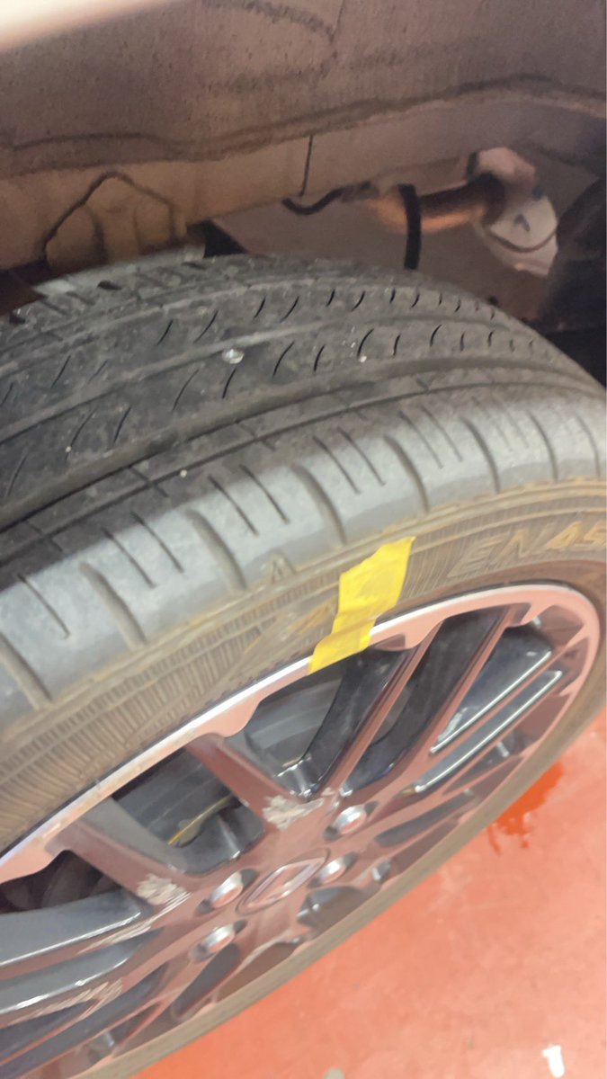 oki765LT's tweet image. N-BOXのオイル交換でスタンドに行く
空気圧、車体の下回りの確認を依頼し場を離れる

車に戻るとなんとタイヤに釘が刺さっていた事が判明‼️タイミングよくオイル交換、点検に行って良かった😊
