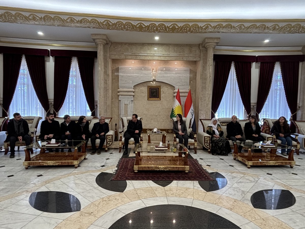 DEMGenelMerkezi's tweet image. Federe Kürdistan Bölgesinde görüşmeler gerçekleştiren heyetimiz Rojava'ya geçti

Eş Genel Başkanımız Tülay Hatimoğulları, DBP Eş Genel Başkanı Keskin Bayındır ve Demokratik Birlik İnisiyatifi Sözcüsü Gülcan Kaçmaz Sayyiğit'in aralarında bulunduğu heyetimiz Federe Kürdistan…