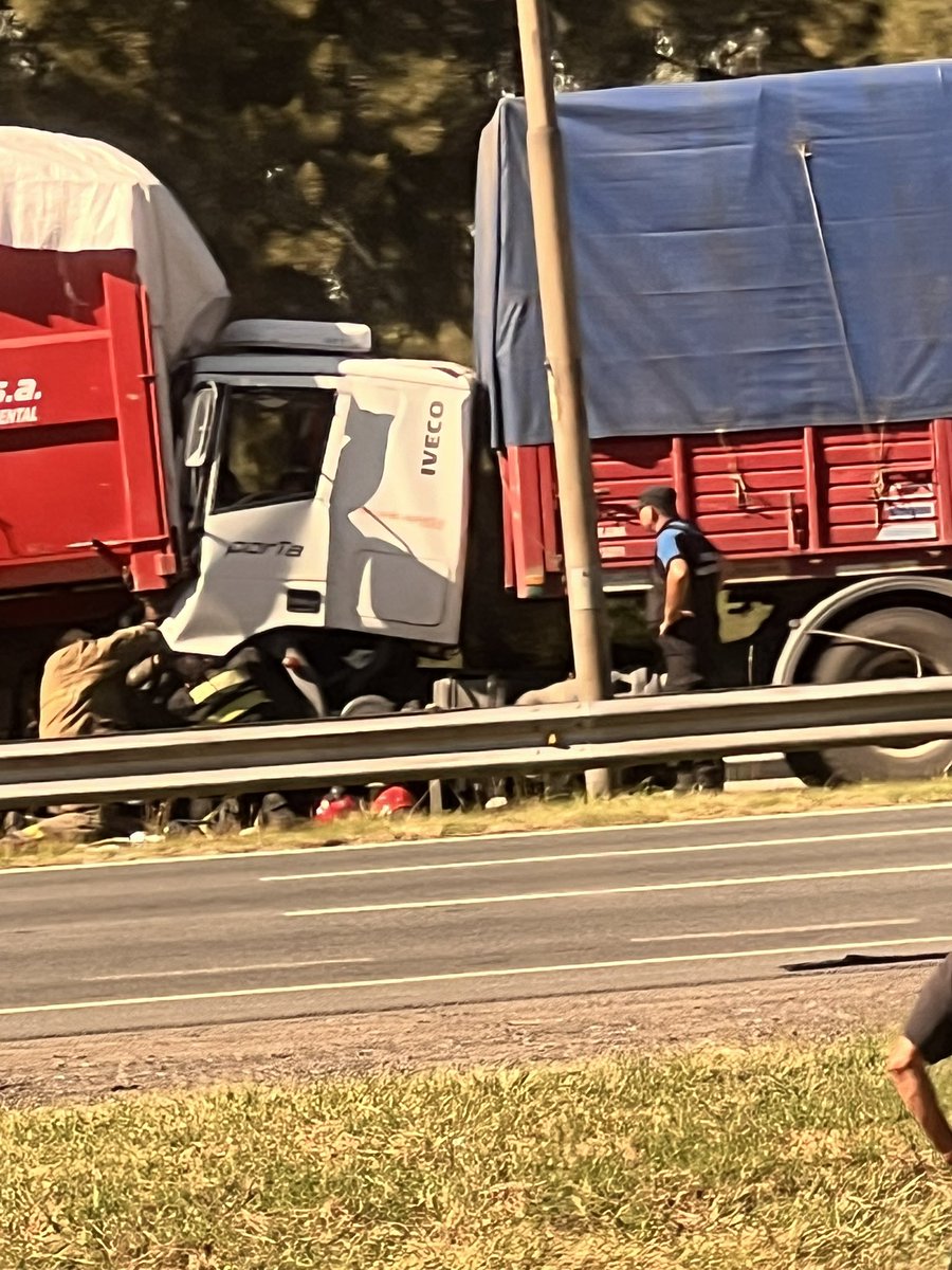 facuaguinaga_'s tweet photo. Corte total en la panamericana  ramal pilar mano capital. Un par de km antes del peaje. https://t.co/HVeSFzNIP1