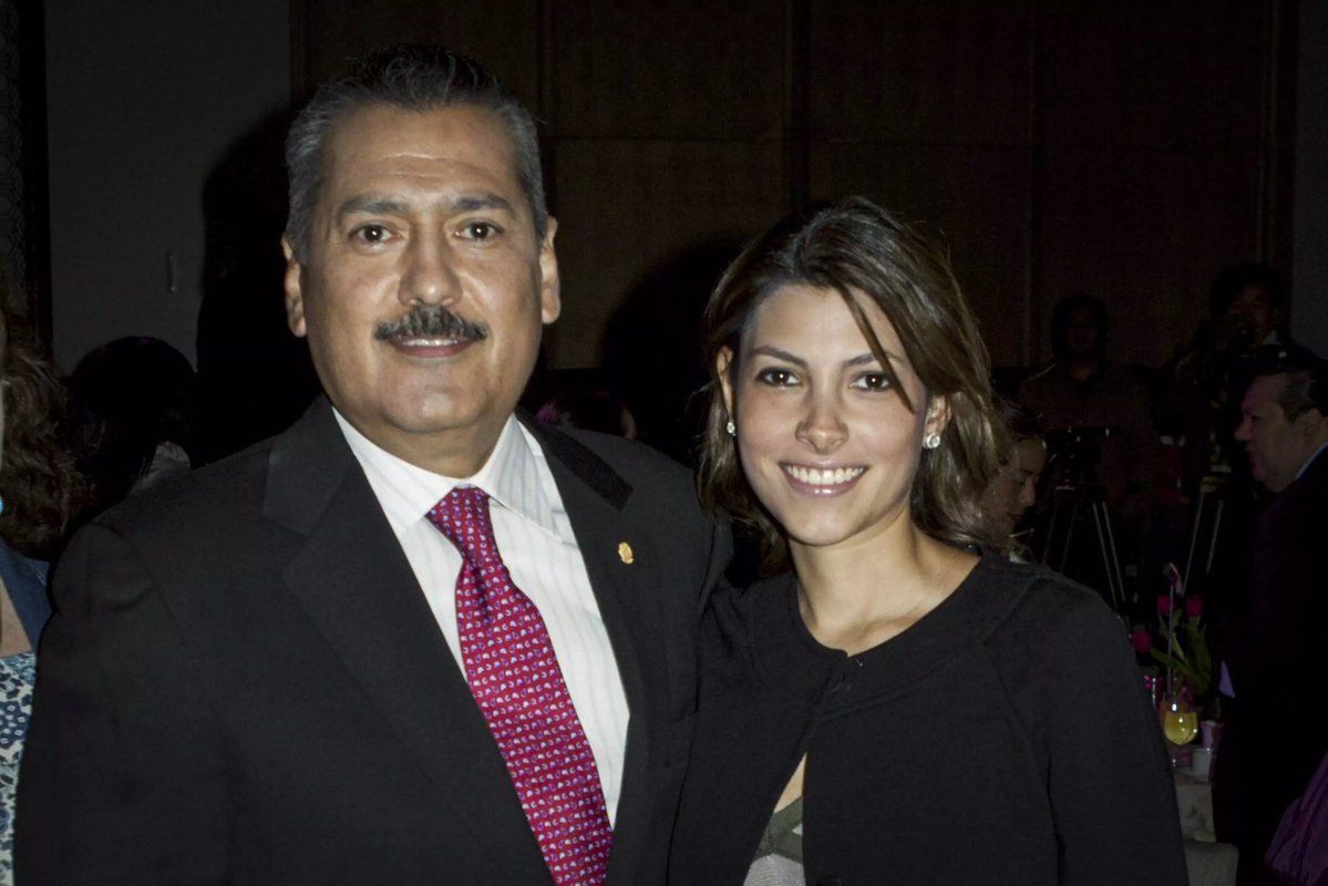 Sylvana Beltrones otra joya del nepotismo político. (PLURINOMINAL por el PRI). 

Acusada de haber desviado 10,4 millones USD a Andorra pese a esto es considerada como candidata para Sonora, los cacicazgos no mueren se renuevan.

FUERA PLURINOMINALES