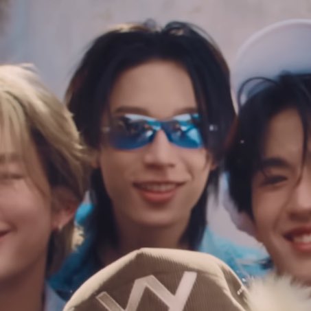 Bes_pxn's tweet image. แว่นพี่โคตรเท่ โคตรอันตราย โคตรหล่อ โคตรไฟฟ้าแรงสูง โคตรหัวแถว โคตรจึ้ง โคตรแมวป่า โคตรเสือ โคตรสมิง โคตรER โคตรแปะป้ายร้อนอันตรายกำลังหล่อ โคตรอิมแพค โคตรแฟ่ด

 #NEXnattakit 
#BUS_SoBlue_MV