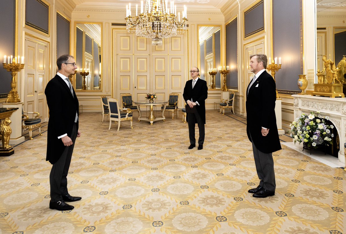 koninklijkhuis's tweet image. Staatsraad Wiebes wordt ten overstaan van de Koning beëdigd op Paleis Noordeinde.
 
🔸 De heer Wiebes is benoemd tot staatsraad in de Afdeling advisering van de Raad van State.
koninklijkhuis.nl/actueel/nieuws…