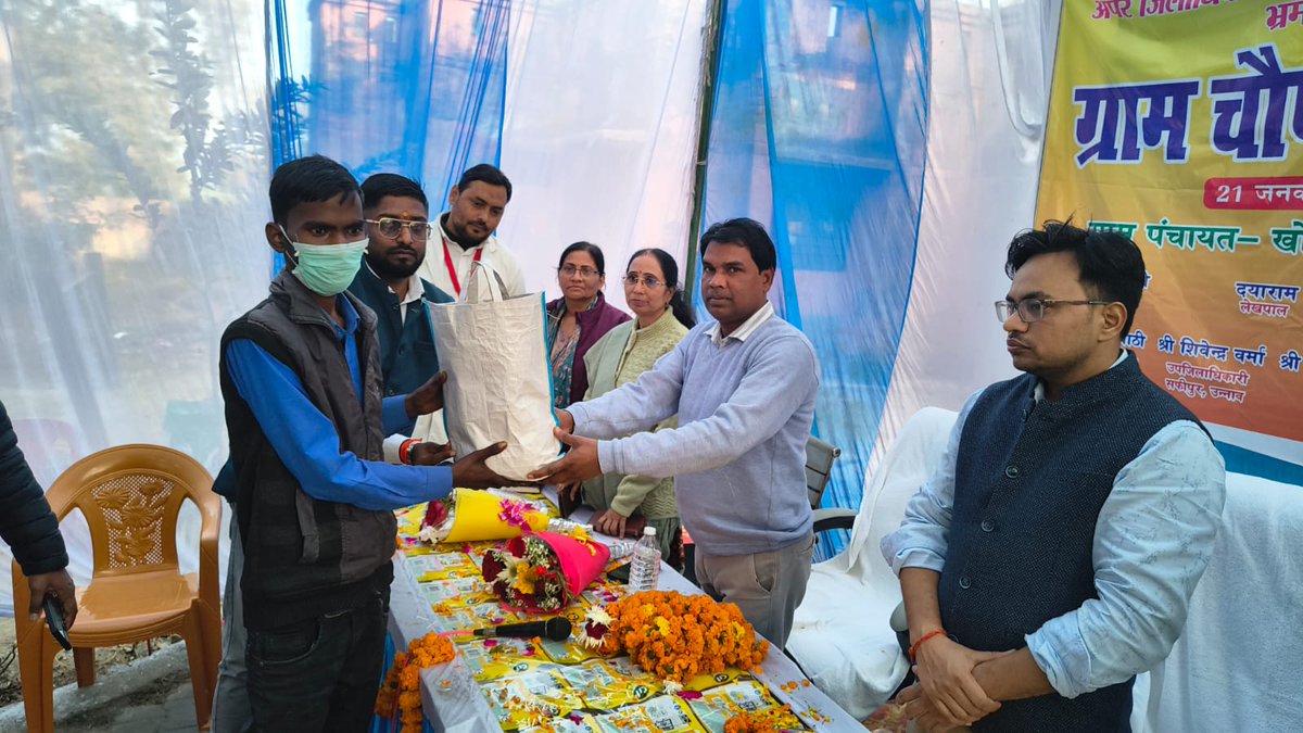 आज दिनांक 21.01.2026 को टीबी यूनिट-सफीपुर के ग्रामसभा-खोखापुर के औझरपुर में मा0 ग्राम प्रधान जी द्वारा  चौपाल का आयोजन कराया गया। चौपाल में SDM सफीपुर द्वारा 3 क्षय रोगियों को पोषण पोटली वितरित की गयी। चौपाल में NTEP कार्यक्रम सम्बन्धी प्रदर्शनी लगाकर लोगों को जागरूक किया गया।