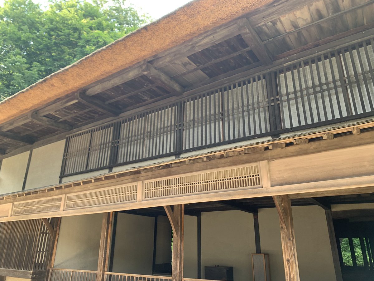 Octoberabbit's tweet image. 「関東三十六不動をめぐる 5.川崎編①」より。
日本民家園 旧鈴木家住宅。
ここは奥州街道の宿駅・八丁目宿の馬宿(馬喰(ばくろう・馬商人)や馬方(うまかた・馬の世話役)を泊めた宿)だった。
もとは福島県福島市松川町にあり、19世紀初期に建てられた。
江戸時代の典型的な宿場建築らしい。