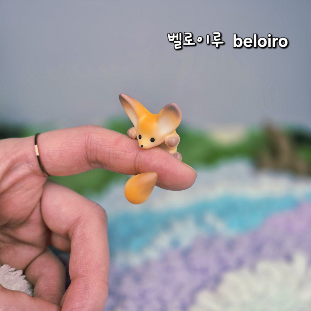 손가락에 감기는 행운 여우가 있어요.
이 여우는 행운이 필요한 사람을 알아보는 능력이 있어요.
조용히 다가와 손가락에 살짝 몸을 감아요. 마치 '괜찮아.내가 여기 있어'
라고 말하듯이요. 
이 여우가 손에 감기는 날에는 마음이 편해지고, 좋은 일들이 함께할거에요.

그래서 이 여우를  '손가락에