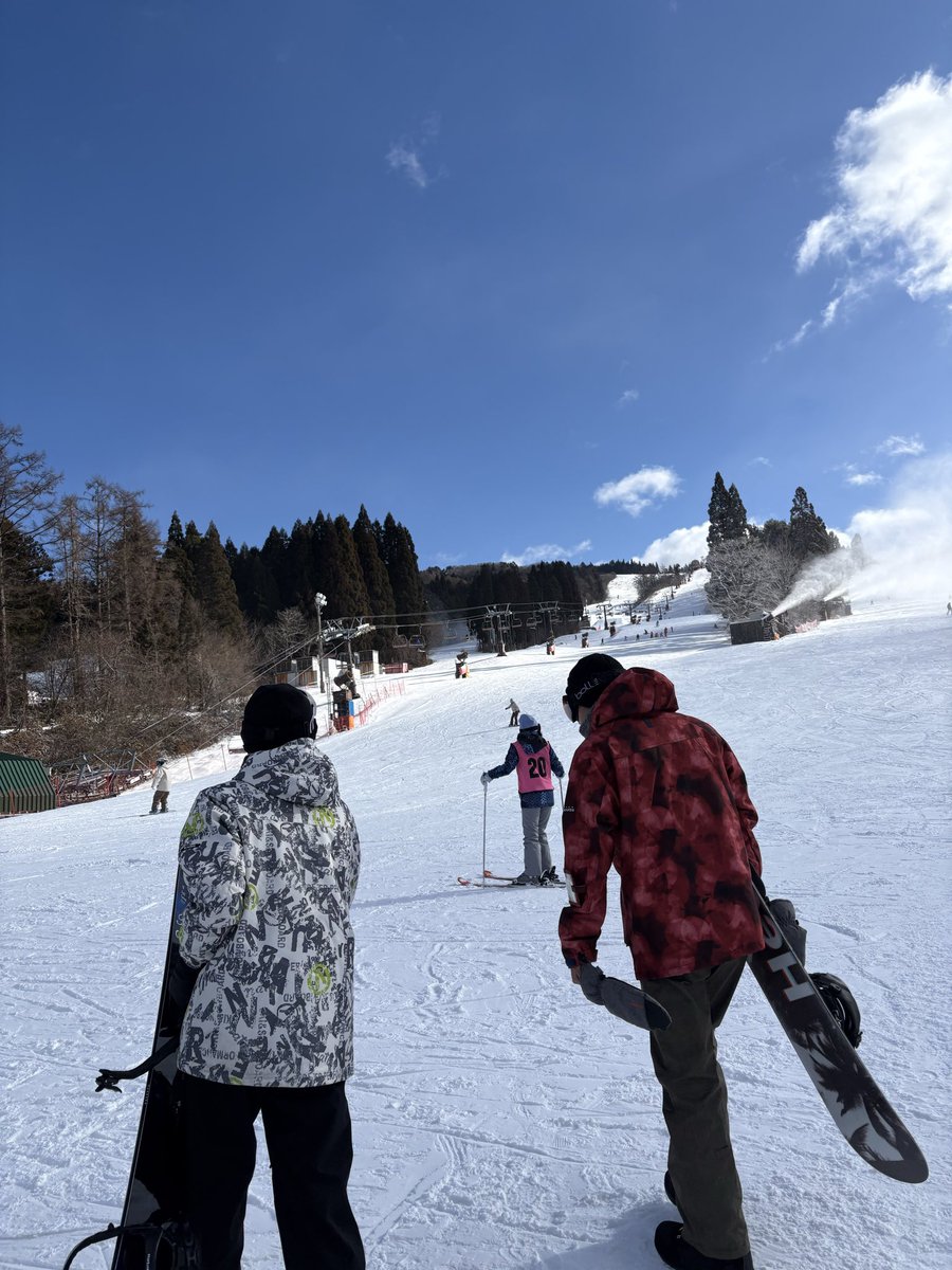 yonup__'s tweet image. 新しいウェアで初滑りした🏔️✨