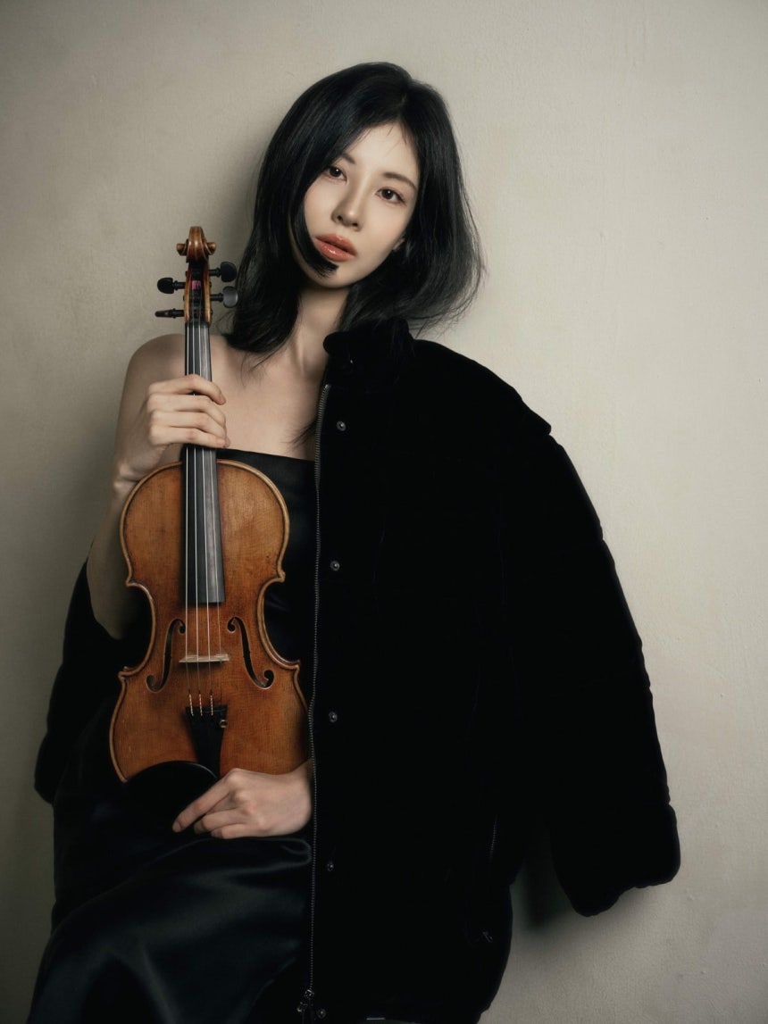 SeohyunData's tweet image. 📰 #서현 | Seohyun Interview by The Korea Herald, on her upcoming violin concert performance.

This is BEAUTIFULLY written.

“Each fingertip had been clearly carved in and hardened into calluses. It’s been five months since she picked up the violin again. 

‘Now my fingertips…
