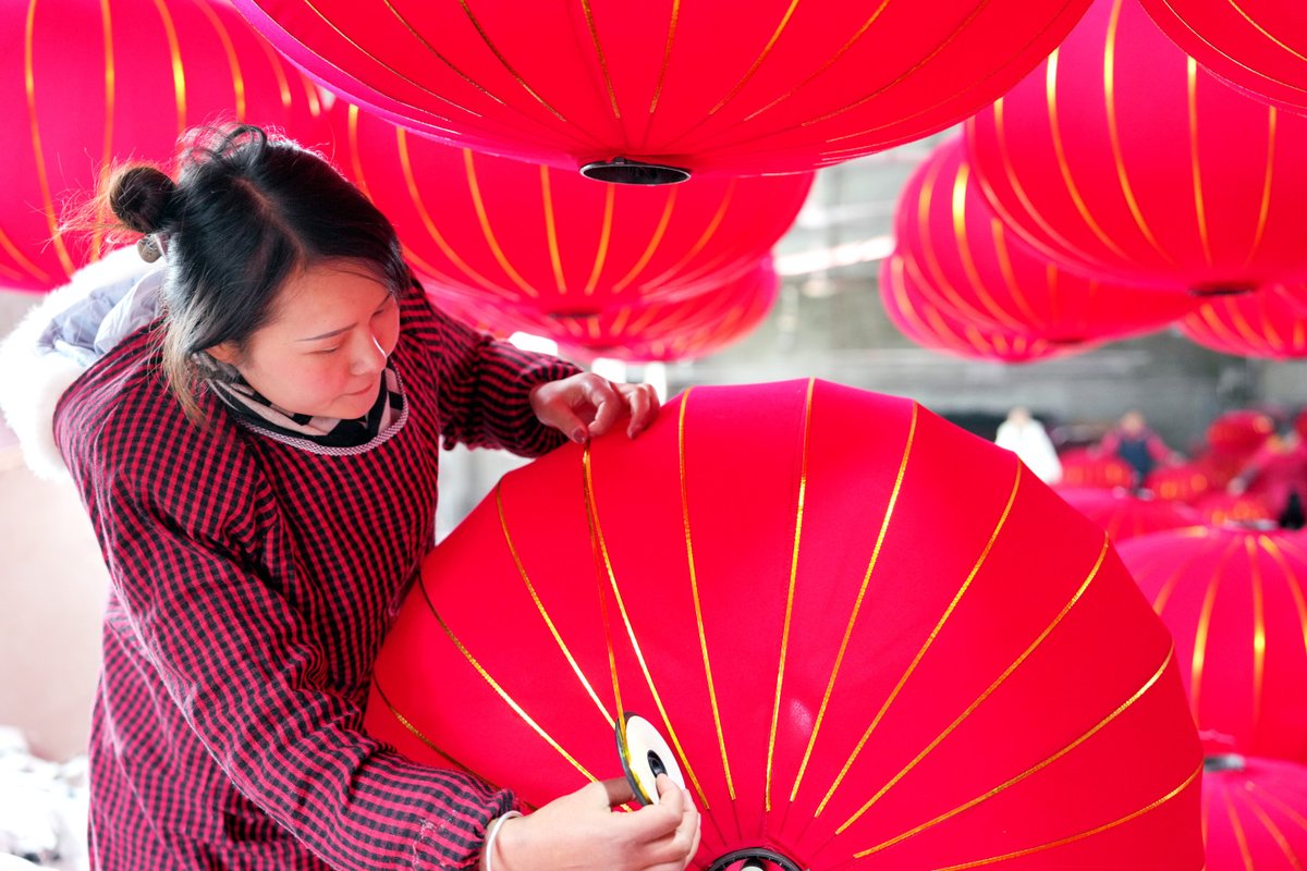 ChinaDaily's tweet image. A lantern workshop is buzzing with energy fueled by the upcoming Chinese New Year in Jintang county, #Chengdu. 🏮✨ Artisans work deftly, crafting vibrant red lanterns destined to glow on local doorways or travel across seas to Southeast Asia, carrying traditional festive