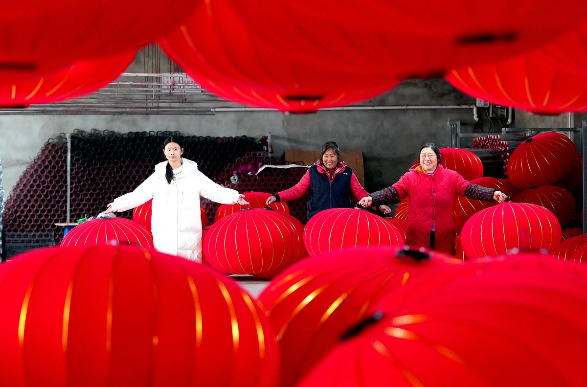 ChinaDaily's tweet image. A lantern workshop is buzzing with energy fueled by the upcoming Chinese New Year in Jintang county, #Chengdu. 🏮✨ Artisans work deftly, crafting vibrant red lanterns destined to glow on local doorways or travel across seas to Southeast Asia, carrying traditional festive