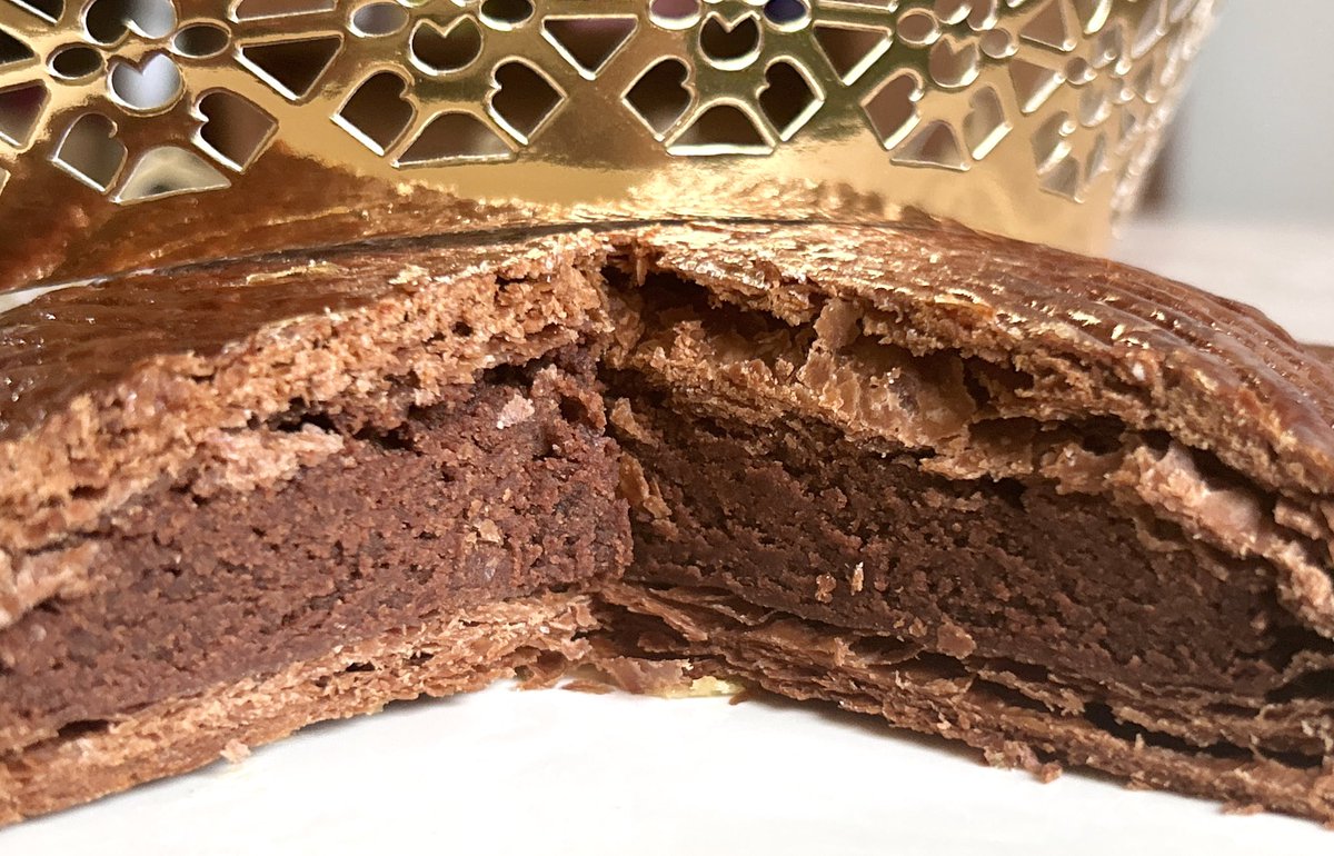 choccotte's tweet photo. The Strings by Inter Continental☕️
(ストリングス・品川)
＊ ガレット・デ・ロワ・ショコラ🥮🍫

品川駅からすぐ徒歩1分のインターコンチネンタル
26Fにある平日でも満席な程人気なカフェでチョコデロワが登場😊

中のショコラだけでも厚さ2.5cm！サクッと生地もチョコ、5つ星で3000円お手頃で美味🥰 https://t.co/BDeR6n30Z5