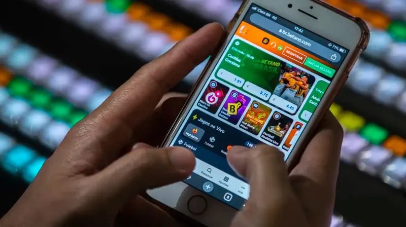 pedrorousseff's tweet image. 🚨CERTÍSSIMO! Presidente Lula ACABOU de AFIRMAR que o DESGOVERNO Bolsonaro foi RESPONSÁVEL por levar CASSINOS para DENTRO DAS CASAS da população. ❌🎰 

- É preciso URGENTEMENTE que as Bets PAGUEM imposto e sejam REGULADAS! 

PARABÉNS, LULA! 🇧🇷👏