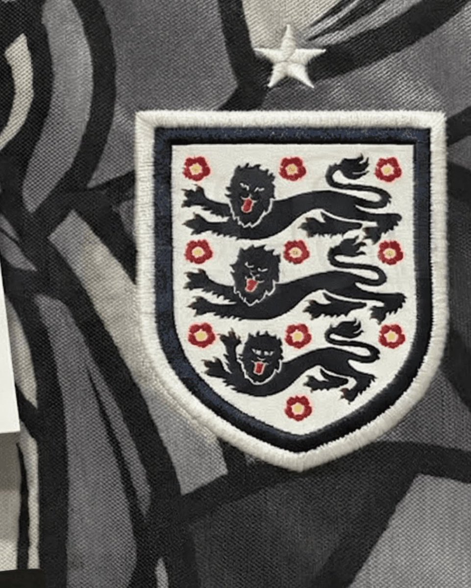 Ovrnundr's tweet photo. First Look: Palace x Nike x England Jersey 🏴󠁧󠁢󠁥󠁮󠁧󠁿

📷 FootyHeadlines https://t.co/lNur0RjzZy
