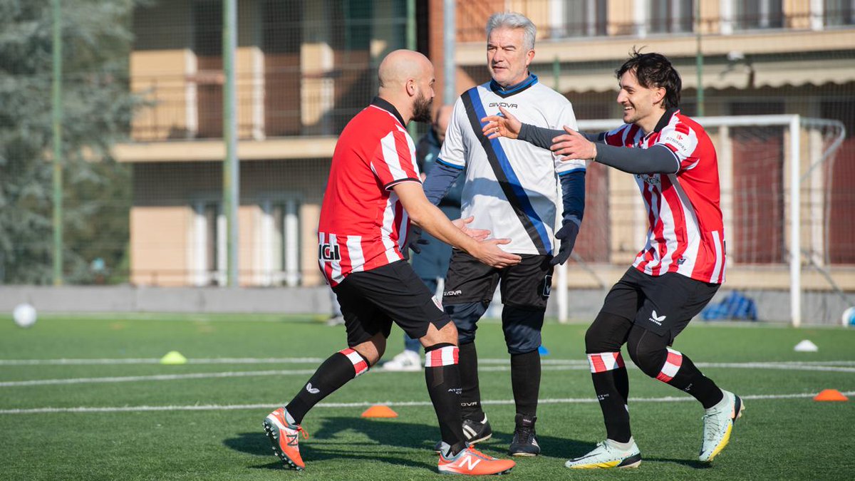 👏 Mañana preciosa de #WalkingFootball en Bérgamo. 

El Athletic, con un equipo formado por <a href="/LeonesItalianos/">Italiako Lehoiak</a>, otros athleticzales y Gorka Iraizoz, se ha enfrentado a la ASD Oratorio Monterosso, equipo dirigido por Alberto Marchetti.

#UniqueInTheWorld #AthleticClub 🦁