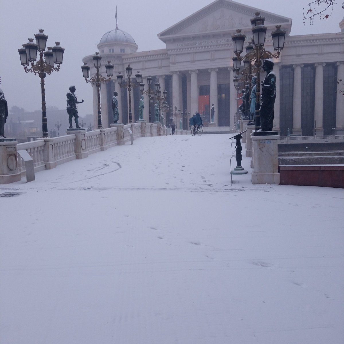 Ova e mostot neiscisten i podmrznat na koj denes pred mene padnaa desetina luge zaradi podnite parcinja staklo pokrieni so sneg, i jas sum megu niv se ispokrsiv