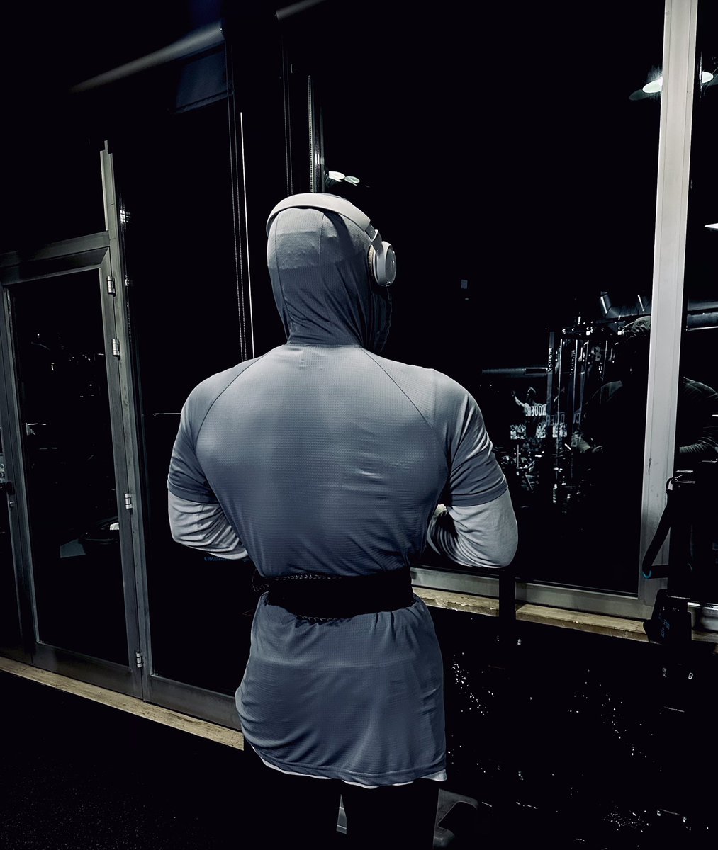 tgfitzonefz's tweet image. Back day done. Hood up, volume up, excuses down.  
Building wings in the dark so they shine in the light. 💨🖤
#BackGains #LatWorkout #MuscleBuilding #Deadlift #PullUps #Wings #GymAddict #Fitness #Bodybuilding #BackDay #BackWorkout #Pullday