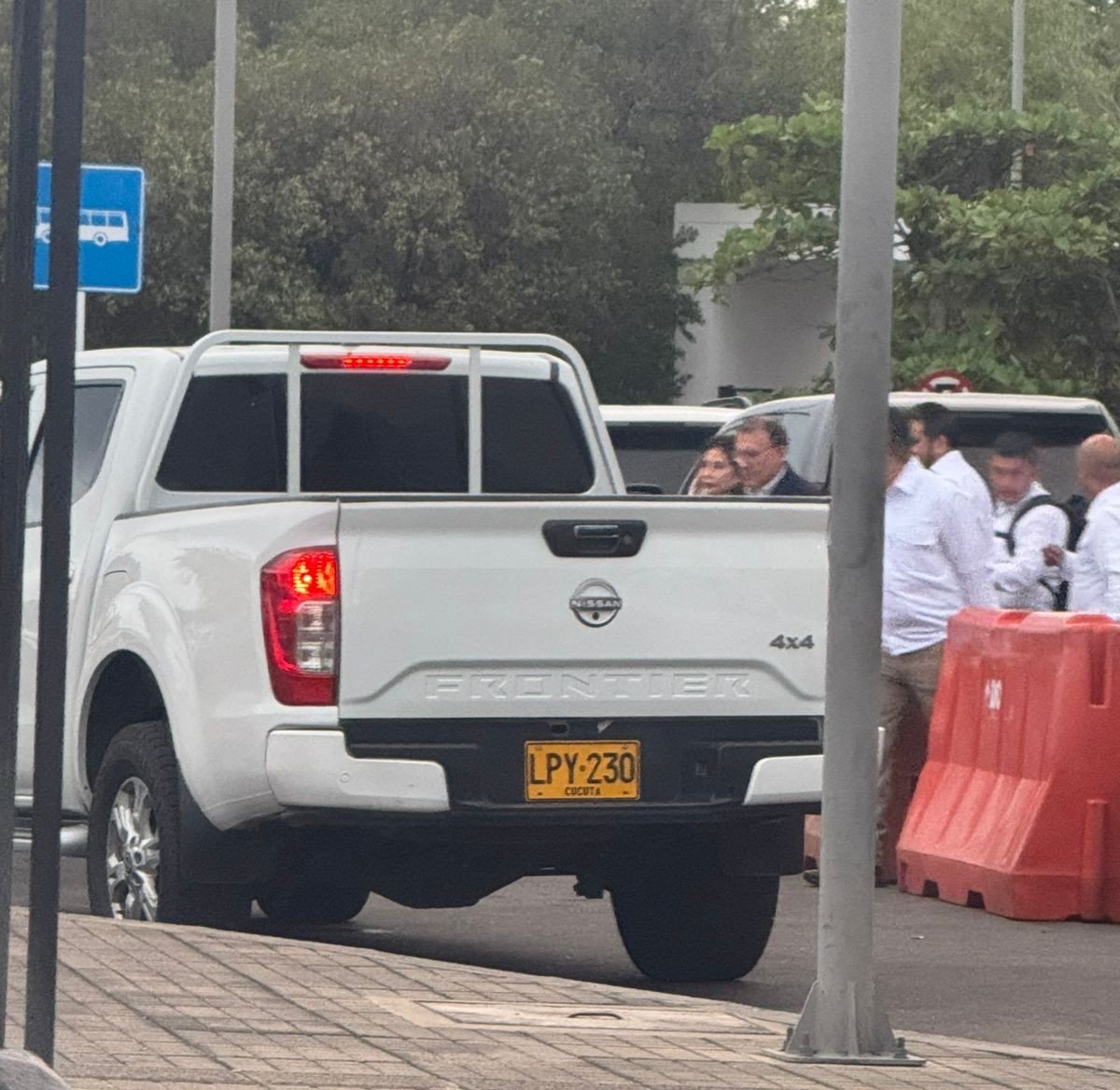 Muy triste la llegada de <a href="/RoyBarreras/">Roy Barreras</a> a #Cúcuta, nadie fue a recibirlo.