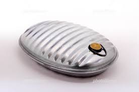 寒い日は これだね
子供の時 寒い日は良く 祖母 母親が
湯たんぽを布団に入れて暮れて
寝る時に取り出してたなぁ
子供はやけどするから・・・
あれから時が流れても良い大人が
湯たんぽで寝ると言うね😁😂🤣
けど本当に温かいんだよね
ありがとう湯たんぽ
#ゆたんぽ