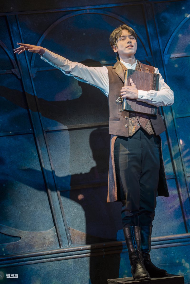 260118N 은하철도의 밤
스페셜 커튼콜 - 켄타우루스 축제의 밤

캄파넬라 #윤승우

백조로 변한 신이 저 하늘을 날고 있다면
기꺼이 저 하늘을 향해 걸어 갈래