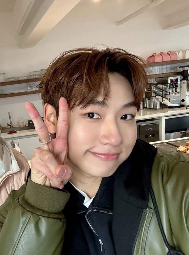 yeomuseyo9798's tweet photo. <<< 다른 선배들 인스타
          계정에 올라오는 사진
                                본인 인스타 프로필 사진 >>> https://t.co/ateDm7DfPd